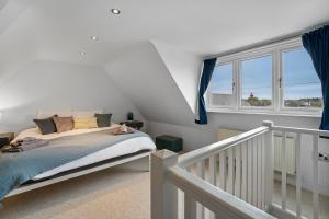 1 dormitorio con 1 cama con cortinas azules en Sea la Vie! Beautifully furnished home in Central Whitstable, en Kent
