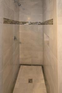 een badkamer met een douche met beige tegels bij CASA SPERANTA in Cugir