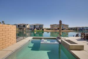 uma piscina num quintal com casas em Lakefront Getaway with Pool about Steps to Golf Courses! em Indio