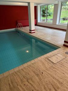 una piscina en una habitación con suelo de baldosa verde en Studio Bellevue 1, ski lift 350m, en Zinal