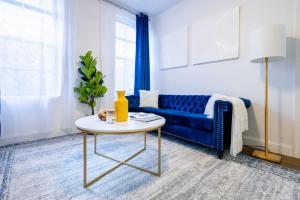 - un salon avec un canapé bleu et une table dans l'établissement 1435-2 3 Bedrooms 2Bath W D UES, à New York