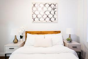 um quarto com uma cama branca com duas mesas de cabeceira em 1435-2 3 Bedrooms 2Bath W D UES em Nova York