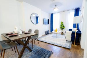 uma sala de estar com uma mesa e cadeiras e um quarto em 1435-2 3 Bedrooms 2Bath W D UES em Nova York