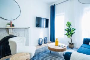 ein Wohnzimmer mit blauen und weißen Möbeln und einem Kamin in der Unterkunft 1435-4 I 3 Bedrooms 2Bath W D Prime Upper east in New York