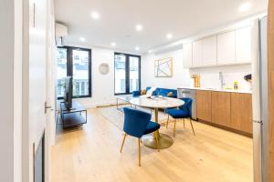 een keuken en een woonkamer met een tafel en stoelen bij 149BK-202 NEW Condo 1BR IN PRIME GREENPOINT BK in Brooklyn