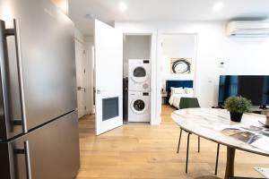 uma cozinha e sala de estar com máquina de lavar e secar roupa em 149BK-302 New Construction 1BR WD in unit Balcony em Brooklyn