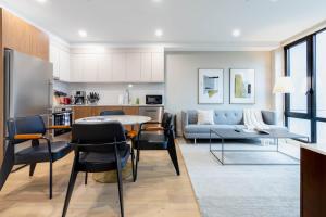 布魯克林的住宿－149-301 New Construcion 1BR Prime BK WD in unit，厨房以及带桌椅的起居室。