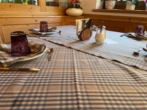 uma mesa com uma toalha de mesa xadrez em Agriturismo Busa dei Sbrase 