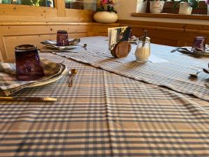 una mesa con un mantel a cuadros. en Agriturismo Busa dei Sbrase 