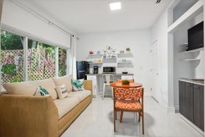 - un salon avec un canapé et une table dans l'établissement Amalfi Cottage - 1 1 Tropical Paradise in Grove, à Miami