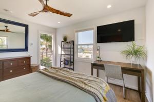 A bed or beds in a room at Ocean-View Hideaway, Walk to Imperial Beach
