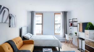 um quarto com uma cama, um sofá e uma secretária em 1597-11 Studio - Upper East Side Apt W&D em Nova York