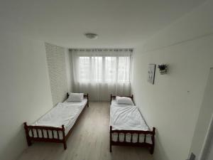 2 camas en una habitación con ventana en Ivan en Široki Brijeg