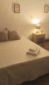ein Bett mit zwei Handtüchern darüber in der Unterkunft La Casa de las Flores in Salta