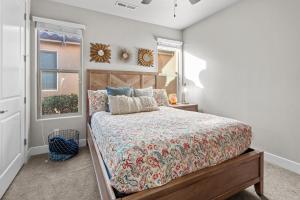 Voodi või voodid majutusasutuse Paradise Village 115 Poolside Heaven Private Hot Tub and Ping Pong Table, Community Water Park and Kids Cove toas +98 fotot