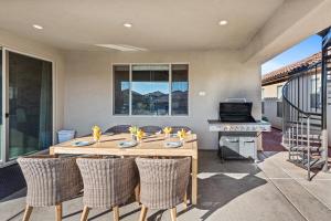 Televiisor ja/või meelelahutuskeskus majutusasutuses Paradise Village 115 Poolside Heaven Private Hot Tub and Ping Pong Table, Community Water Park and Kids Cove