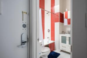 ein Bad mit einem WC und einem Waschbecken in der Unterkunft 24-18 New Gramercy Studio W D in Unit Fully Reno in New York