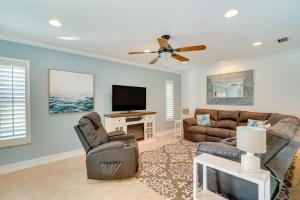 ein Wohnzimmer mit Couch und Fernseher in der Unterkunft Punta Gorda Oasis with Saltwater Pool and Gas Grill! in Punta Gorda