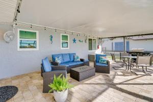 eine Terrasse mit Sofa, Stühlen und einem Tisch in der Unterkunft Punta Gorda Oasis with Saltwater Pool and Gas Grill! in Punta Gorda