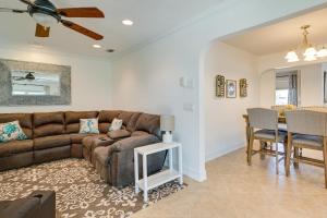 Ein Sitzbereich in der Unterkunft Punta Gorda Oasis with Saltwater Pool and Gas Grill!