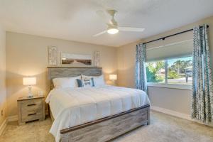 Schlafzimmer mit einem Bett, einem Deckenventilator und einem Fenster in der Unterkunft Punta Gorda Oasis with Saltwater Pool and Gas Grill! in Punta Gorda + 25 Fotos