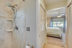 ein Badezimmer mit Dusche und ein Schlafzimmer in der Unterkunft Punta Gorda Oasis with Saltwater Pool and Gas Grill! in Punta Gorda