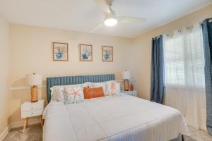 ein Schlafzimmer mit einem weißen Bett und einem Fenster in der Unterkunft Punta Gorda Oasis with Saltwater Pool and Gas Grill! in Punta Gorda