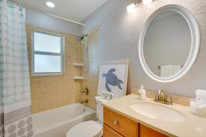 Ein Badezimmer in der Unterkunft Punta Gorda Oasis with Saltwater Pool and Gas Grill!