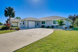 ein Haus mit einer Palme und einer Auffahrt in der Unterkunft Punta Gorda Oasis with Saltwater Pool and Gas Grill! in Punta Gorda