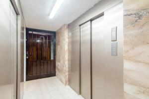 a hallway with a door and a tile floor at Habitación equipada, baño independiente y cocina. Cerca del Centro Histórico in Mexico City