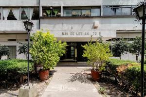 a building with a sign that readsun be leeland to be at Habitación equipada, baño independiente y cocina. Cerca del Centro Histórico in Mexico City