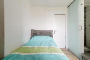 a bedroom with a bed with a colorful blanket at Habitación equipada, baño independiente y cocina. Cerca del Centro Histórico in Mexico City