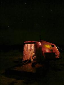 una tienda de campaña se coloca en un campo por la noche en Finnmark Glamping en Alta