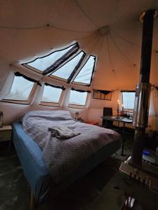 A bed or beds in a room at Finnmark Glamping