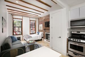 - un salon avec un canapé et une cheminée dans l'établissement 24-6 Gramercy area Newly reno Studio W D in unit, à New York