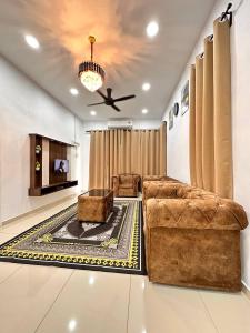 Humairah Homestay - Near Bandar Temerloh في تيميرلوه: غرفة معيشة مع أريكة وسقف