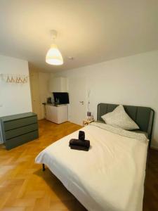 レラハにあるFerienwohnung „Marina“ im Schwarzwaldのぬいぐるみが置かれたベッドのある寝室