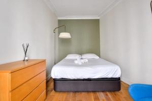una camera da letto con un letto con due peluche sopra di Nice apartment in the 6th arr of Paris - Welkeys a Parigi