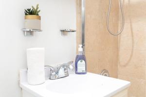 eine Flasche Seife auf einem Waschbecken im Bad in der Unterkunft 350-GA Spacious Studio Gramercy Sleeps3 in New York