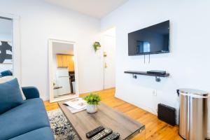 sala de estar con sofá azul y mesa en 350-GA Spacious Studio Gramercy Sleeps3, en Nueva York