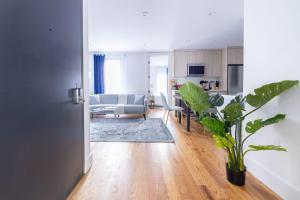 sala de estar con sofá y mesa en 323-2 Specious 2BR Williamsburg en Brooklyn