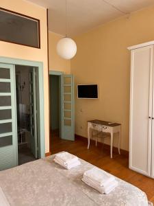 um quarto com uma cama, uma mesa e uma televisão em Appartamento centro storico Cagliari - Alter Nos house em Cagliari