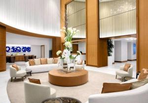 un vestíbulo con sofás y una mesa con flores. en Cozy Condo in a Luxury Hotel!, en Fort Lauderdale