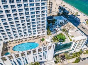 una vista aérea de un gran edificio con piscina en Cozy Condo in a Luxury Hotel!, en Fort Lauderdale