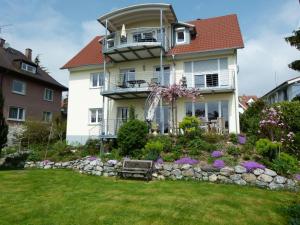 een huis met een balkon op een tuin bij Elisabeth - herrliche Seesicht in Überlingen