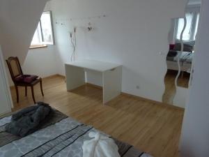 een slaapkamer met een wit bureau en een tafel bij Elisabeth - herrliche Seesicht in Überlingen