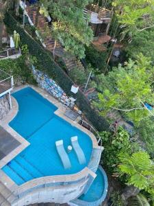 an overhead view of a swimming pool in a resort at Mini casa en el mirador San Bernardino. Guarania in San Bernardino