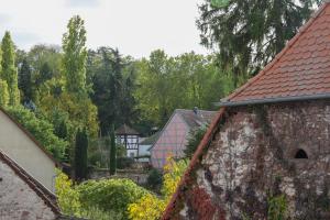 uma vista para uma aldeia com casas e árvores em Boutique-Hotel im Sternenhof em Grosskarlbach