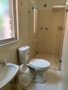 uma casa de banho com um WC, um lavatório e um chuveiro em Casa Grande Hostal em Medellín