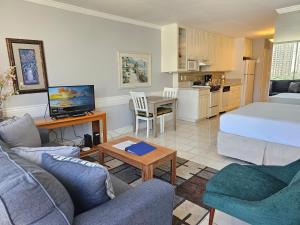 een woonkamer met een bed en een keuken bij Ilikai Marina 987 City View Studio in Honolulu